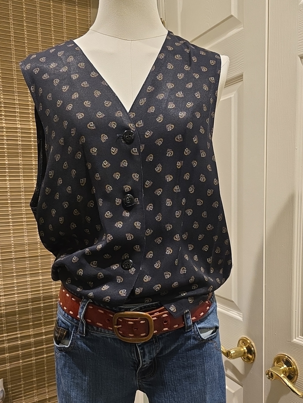 VINTAGE!!!Sleeveless BLACK Printed V-Neck Top